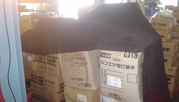 中二階への棚を溶接するため、一階にある商品に黒スパ君を養生に使う。